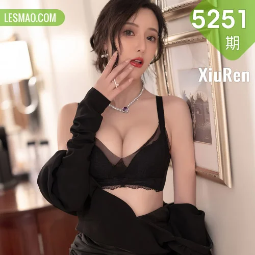 秀人网 王馨瑶yanni No.5251在线看图，盛夏光影间邂逅纯白恋语与暗夜玫瑰双重魅惑写真