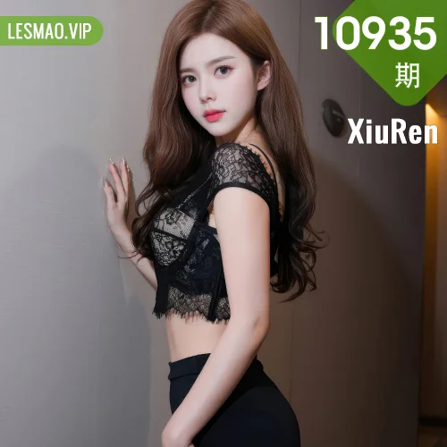 秀人网 拍黄瓜girl No.10935在线看图，清新写真展现夏日慵懒时光里的元气少女日常