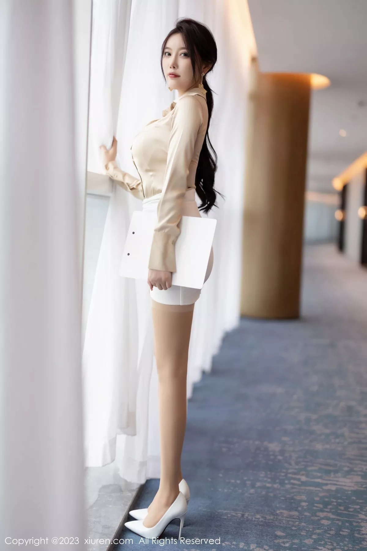 秀人网 杨晨晨Yome No.6620在线看图，春日花语写真集演绎纯白浪漫与光影交织的视觉盛宴