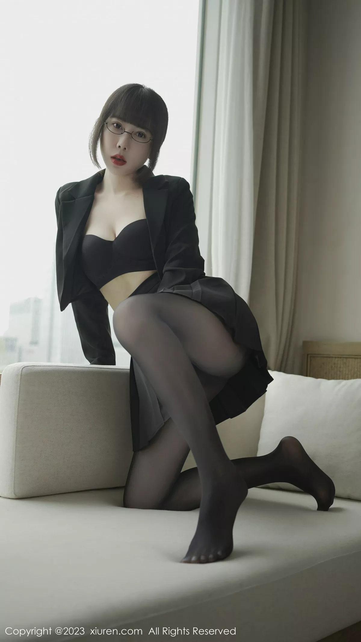 秀人网 夏馨瑶 No.6629在线看图，清新少女与浪漫花海的邂逅写真摄影全记录