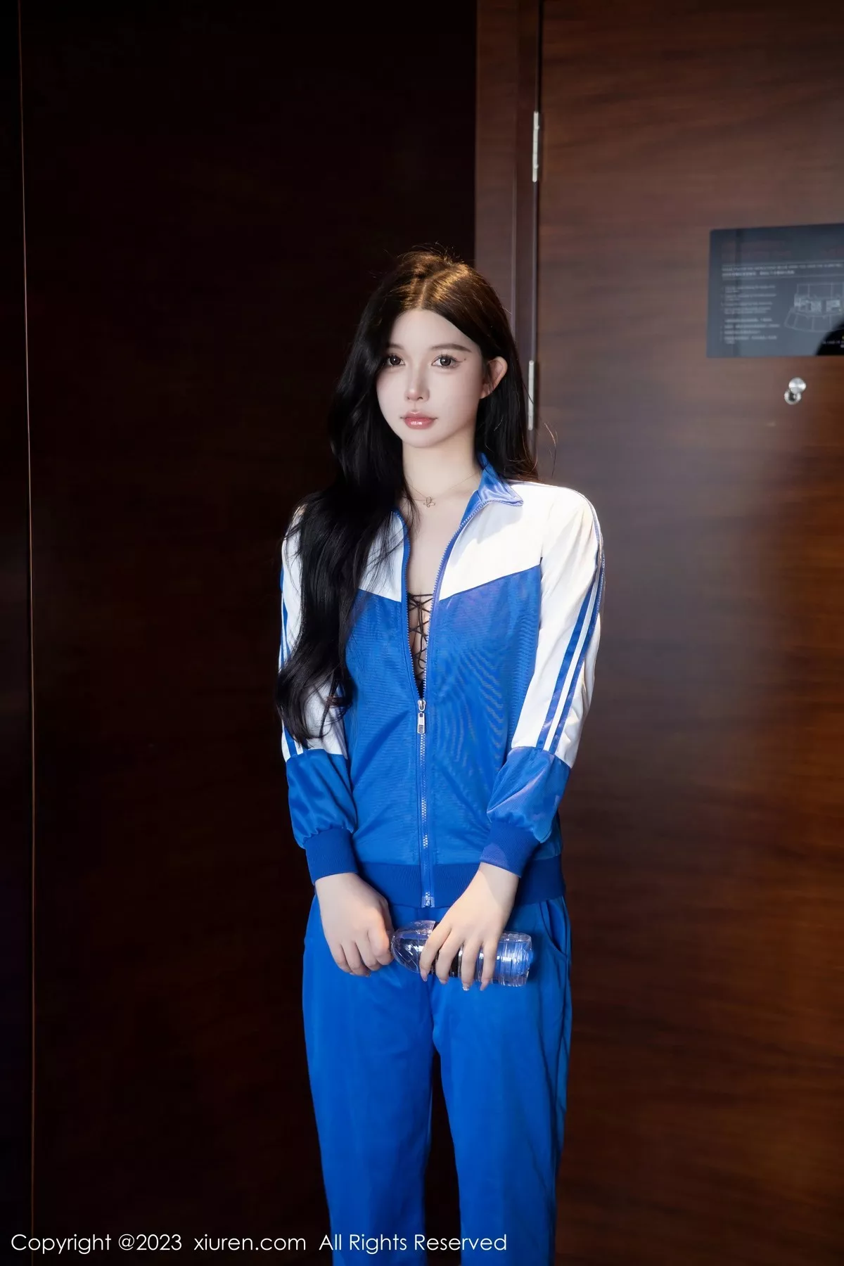 秀人网 林珊珊 No.6660在线看图，春日光影下的纯白物语与花间絮语写真摄影全记录