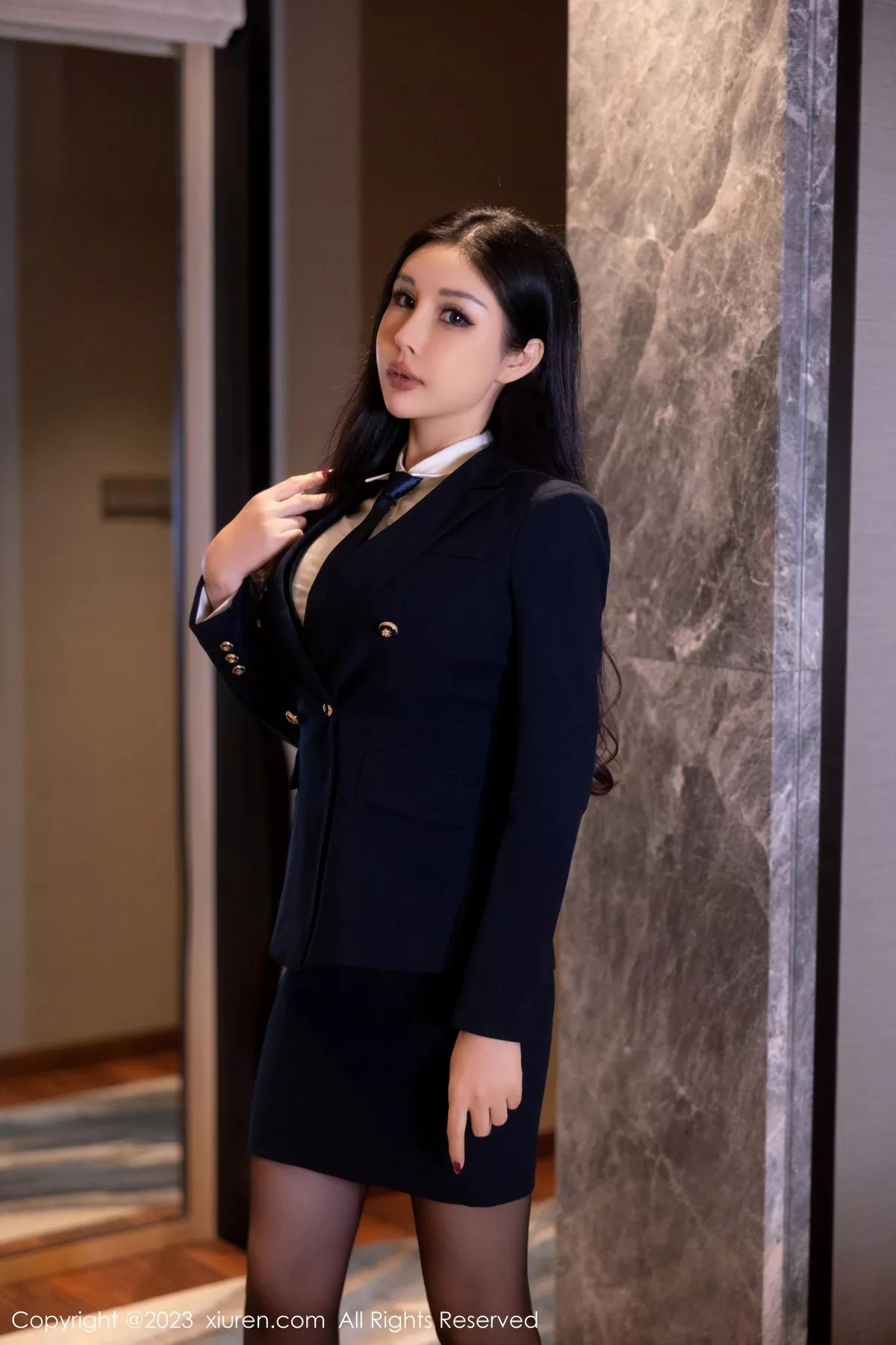 秀人网 田冰冰 No.6797在线看图，春日花园轻纱写真与午后书房慵懒时光拍摄全记录