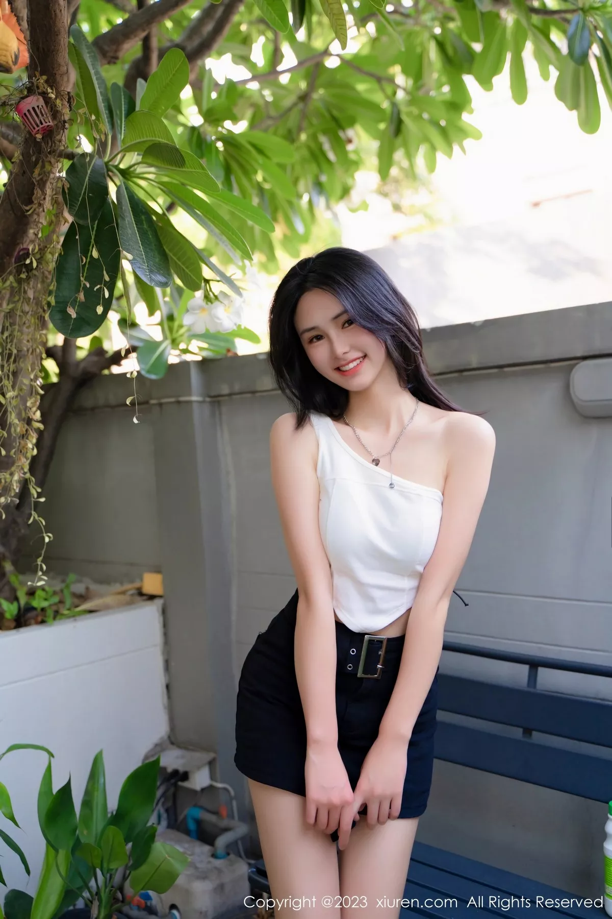 秀人网 艾希儿 No.6798在线看图，清新少女与复古女神的双面魅力碰撞光影大片