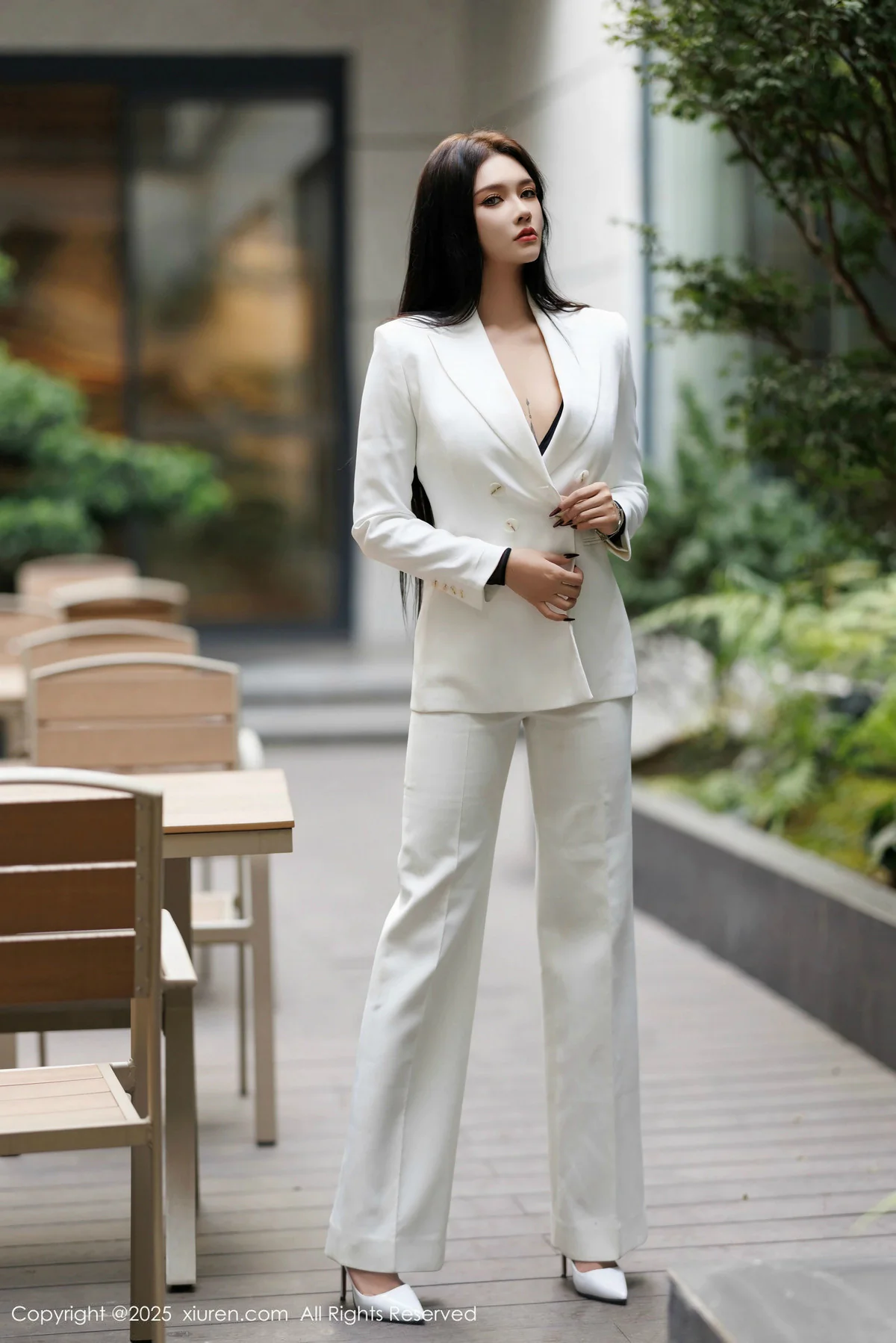 秀人网 娜比 No.9755在线看图，春日樱花树下的纯白梦境与午后阳光邂逅浪漫写真